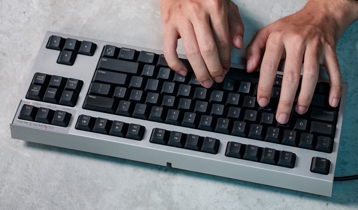Có nên dùng bàn phím cơ cổ điển thay cho bàn phím công thái học?