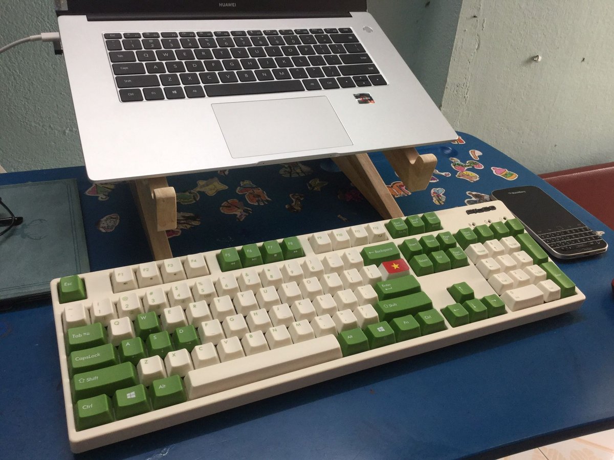 Bàn phím cơ cho laptop, cách nào để sắp xếp tiện lợi, gọn gàng nhất trên bàn?