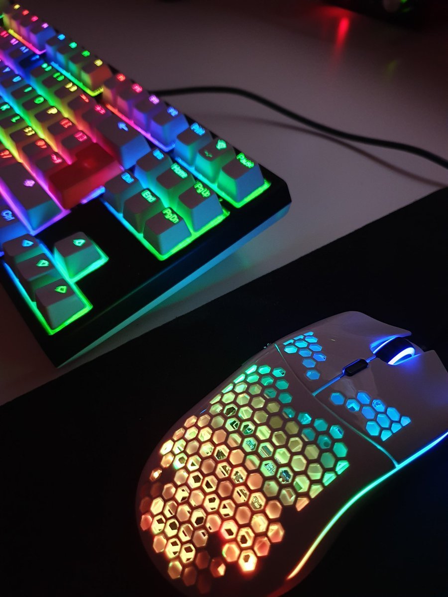 Vì sao có người thích dùng bàn phím cơ có đèn LED RGB, người lại không?