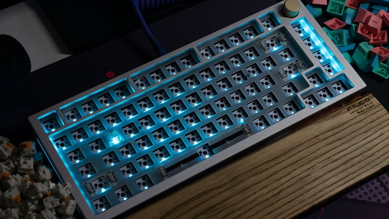 Bơi trong thế giới bàn phím cơ custom: Phần 2 – Switch plate là gì? Vì sao switch plate lại có nhiều chất liệu khác nhau?