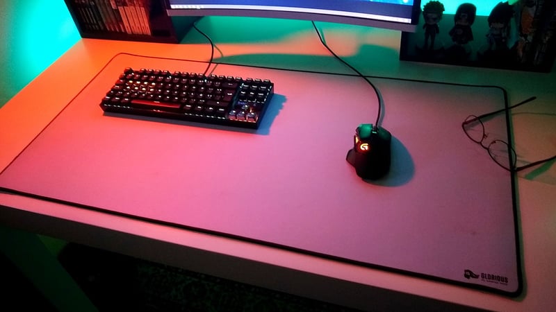 Desk mat (hay desk pad) là gì, các công dụng của deskmat với bàn phím cơ và chuột