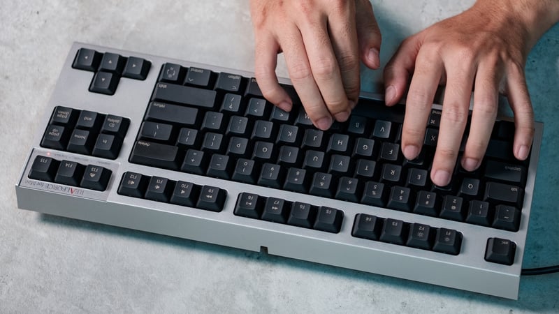 Có nên dùng bàn phím cơ cổ điển thay cho bàn phím công thái học?