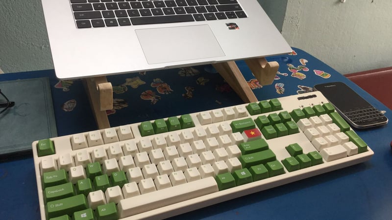 Bàn phím cơ cho laptop, cách nào để sắp xếp tiện lợi, gọn gàng nhất trên bàn?