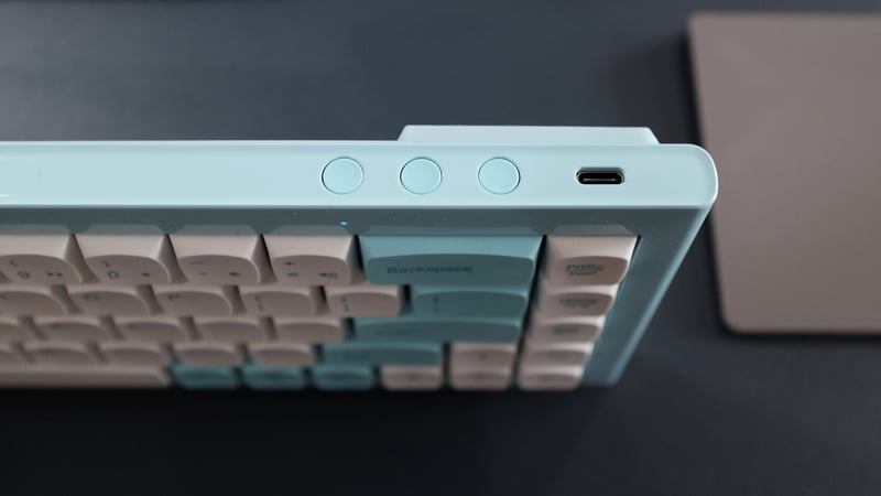 Bàn phím cơ Bluetooth vừa sạc vừa gõ có hại gì không?