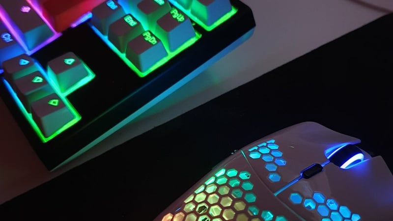 Vì sao có người thích dùng bàn phím cơ có đèn LED RGB, người lại không?