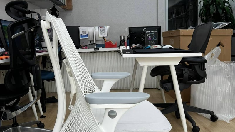 Có nên dùng lumbar support khi ngồi ghế công thái học không?
