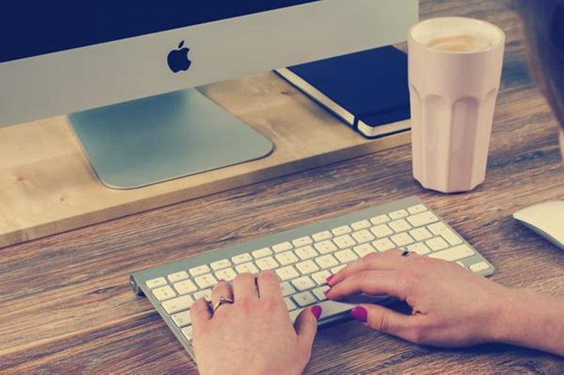 Nhấn space bàn phím Apple