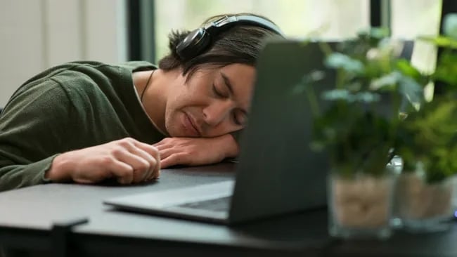 Có cách để sếp nghĩ bạn luôn đang làm việc siêng năng trước máy tính (dù có khi bạn đang chơi game)?
