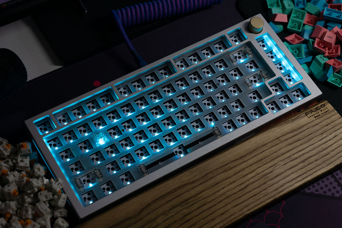Bơi trong thế giới bàn phím cơ custom: Phần 2 – Switch plate là gì? Vì sao switch plate lại có nhiều chất liệu khác nhau?
